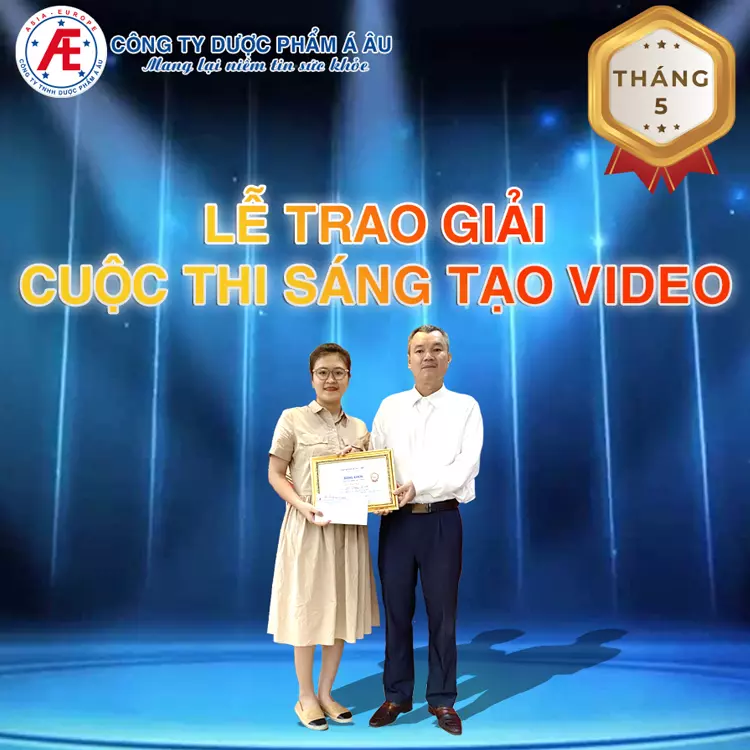 Chị Lê Thùy Linh nhận Bằng khen và phần thưởng từ Giám đốc Nguyễn Văn Bình.webp